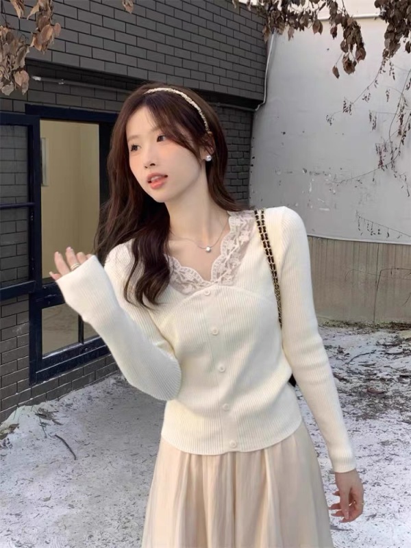 Apricot lace bottoming shirt for women in autumn and winter, v-neck sweater for small people, slim-fitting sweater, French top