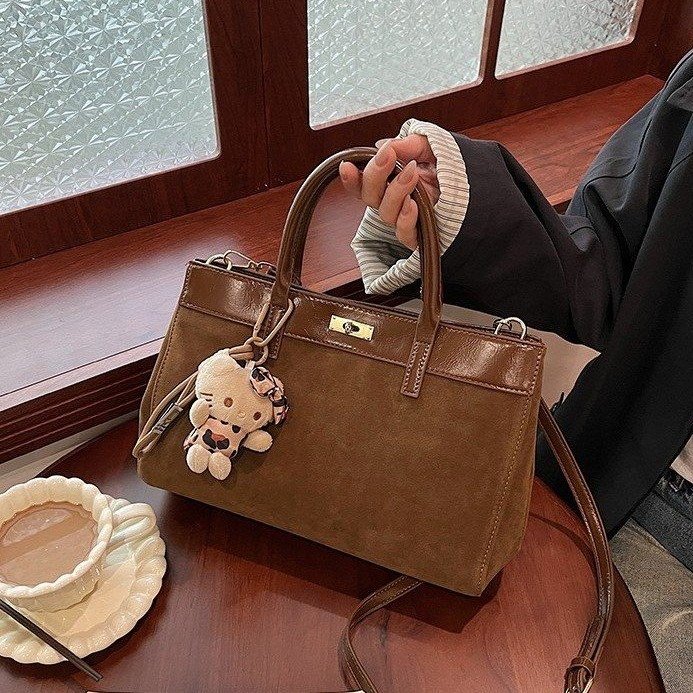 2024 new high-end frosted tote bag, versatile, fashionable, large-capacity retro shoulder bag, practical commuting bag for women