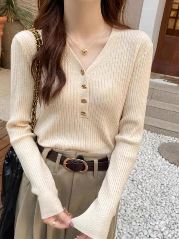 Bottoming shirt for women with small fragrant style inner spring wear 2024 new v-neck sweater soft waxy sweater long-sleeved early spring top