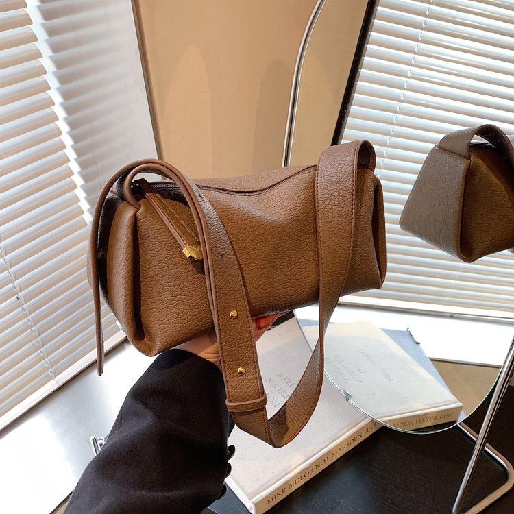High-end texture bag women's large capacity 2024 new fashion niche design crossbody bag spring and summer pillow bag
