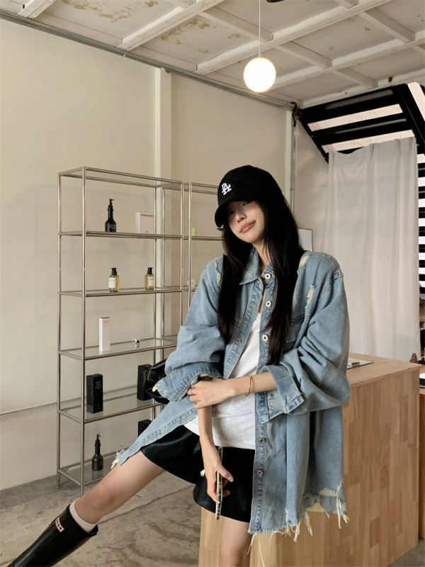 Early autumn design, loose and versatile retro light blue ripped denim jacket
