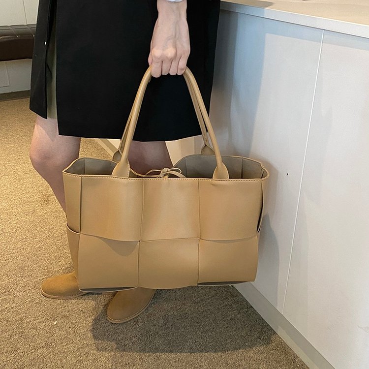 2024 new temperament and fashionable design one-shoulder fashionable solid color stitching retro handbag for women with texture