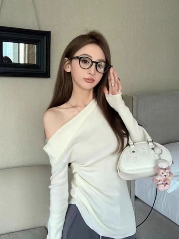 Irregular sloping shoulder knitted long-sleeved bottoming shirt for women, designed with off-the-shoulder slim fit and a French style waist-fitting top