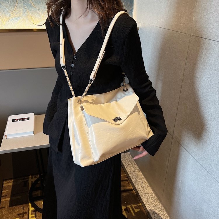 Large-capacity bag for women in summer, versatile 2024 new shoulder bag, high-quality texture, popular class commuting tote bag