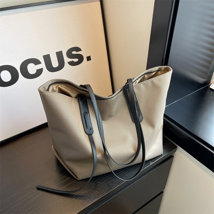 Casual commuting large-capacity Oxford spinning bag women's new autumn and winter student class tote bag trendy armpit bag