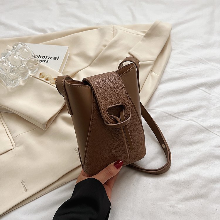 2024 autumn and winter new niche frosted bowling bag portable women's versatile retro catwalk style crossbody bag single shoulder