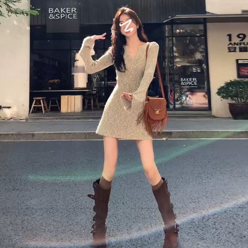 Early autumn French high-end bottoming v-neck knitted dress for women autumn and winter 2025 new inner hip skirt