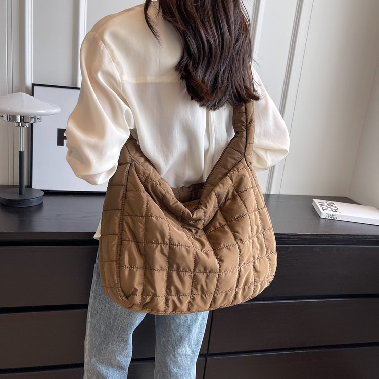 Textured armpit bag 2024 autumn and winter new bag high-end large capacity simple commuter solid color fashionable tote bag