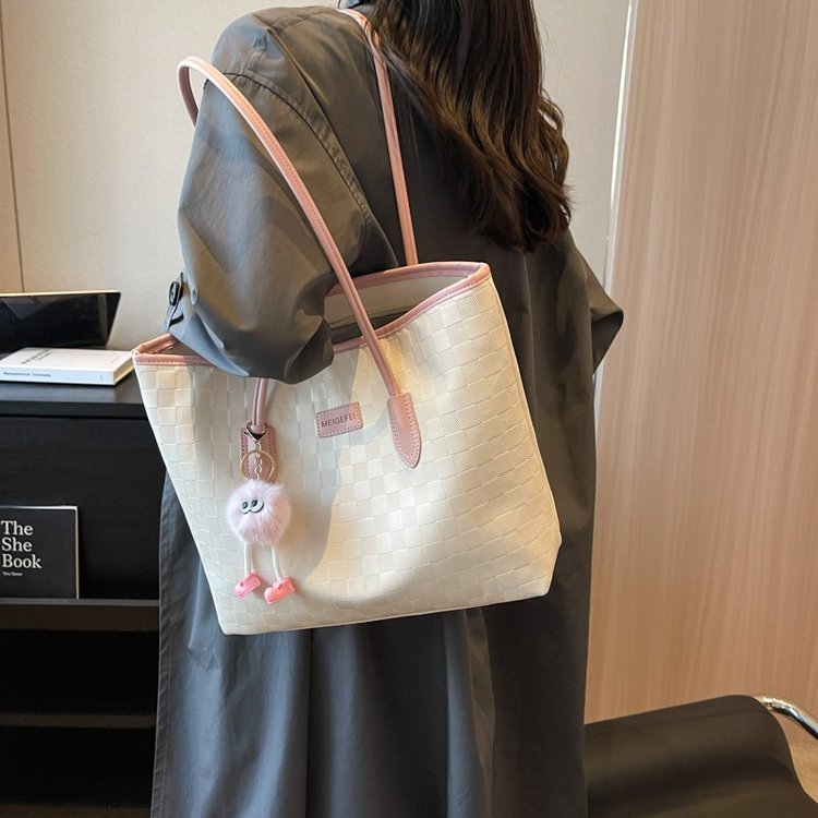 This year's popular large-capacity bags for women 2024 new spring and summer style portable shoulder bags commuter tote bags