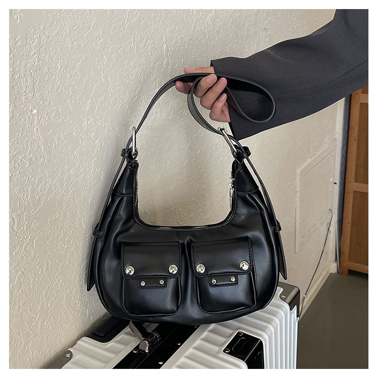 High-end Internet celebrity trendy cool women's bag new motorcycle style shoulder underarm bag niche design crossbody half-moon bag