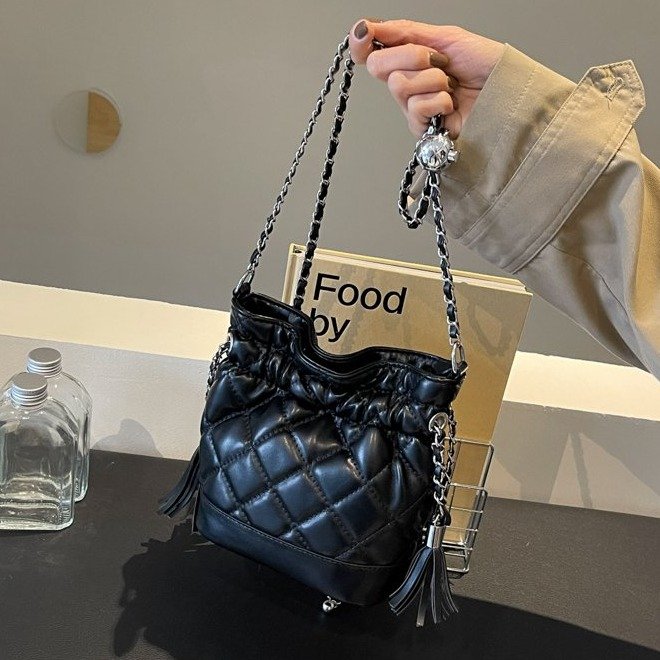 Chain bag trendy shoulder crossbody bag 2024 new simple PU commuter tassel light luxury women's bag tote bag