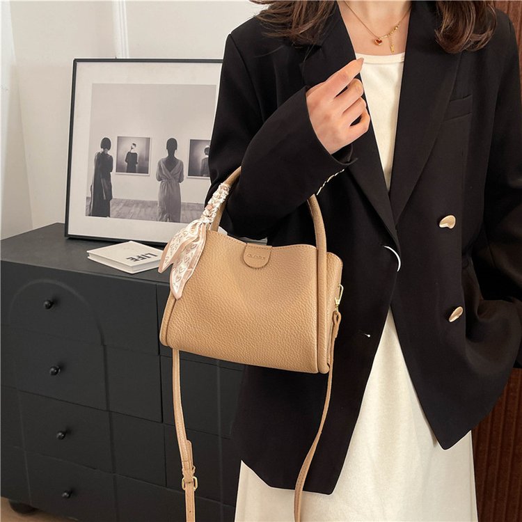 Hand-carrying commuting bag for women 2024 new high-end simple trendy shoulder bag Korean style versatile popular bucket bag