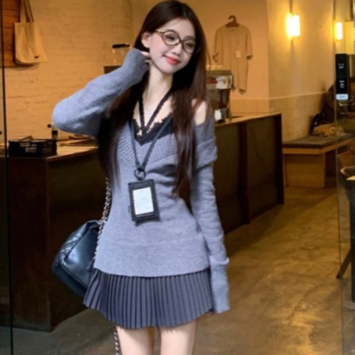 Korean autumn and winter new women's clothing, lazy, soft and waxy white sweater, loose pullover, small fresh V-neck sweater