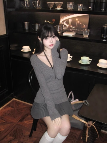 Korean autumn and winter new women's clothing, lazy, soft and waxy white sweater, loose pullover, small fresh V-neck sweater