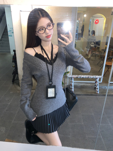 Korean autumn and winter new women's clothing, lazy, soft and waxy white sweater, loose pullover, small fresh V-neck sweater