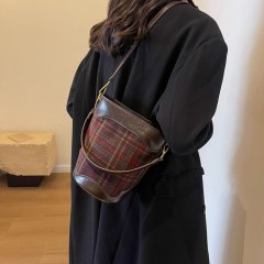 Autumn and winter retro casual crossbody bag new fashion contrast stripe bucket bag high-end shoulder bag for women