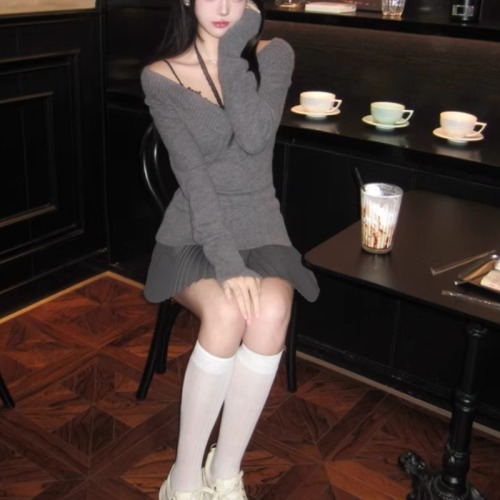 Korean autumn and winter new women's clothing, lazy, soft and waxy white sweater, loose pullover, small fresh V-neck sweater