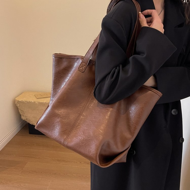 Casual soft surface retro large-capacity bag new women's bag autumn and winter popular shoulder bag high-end tote bag