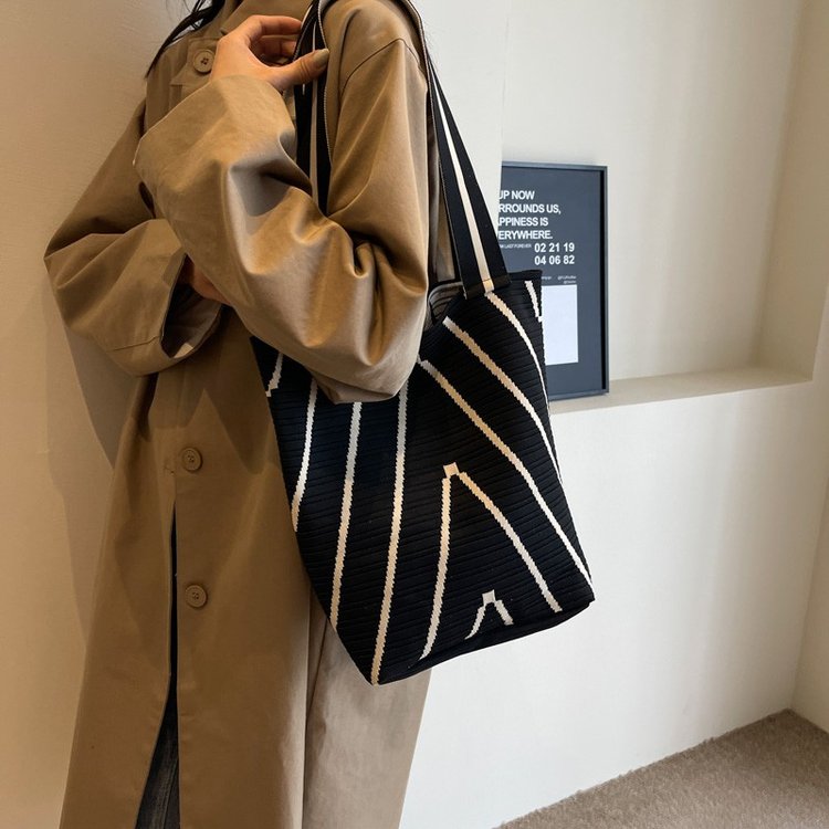 Simple large-capacity shopping bag, striped commuter knitted bag, fashionable new tote bag, travel shoulder bucket bag for women