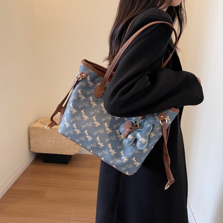 Retro Commuting Large Capacity Bag Women's 2024 Autumn and Winter New Fashion Versatile Tote Bag Niche Design Shoulder Bag