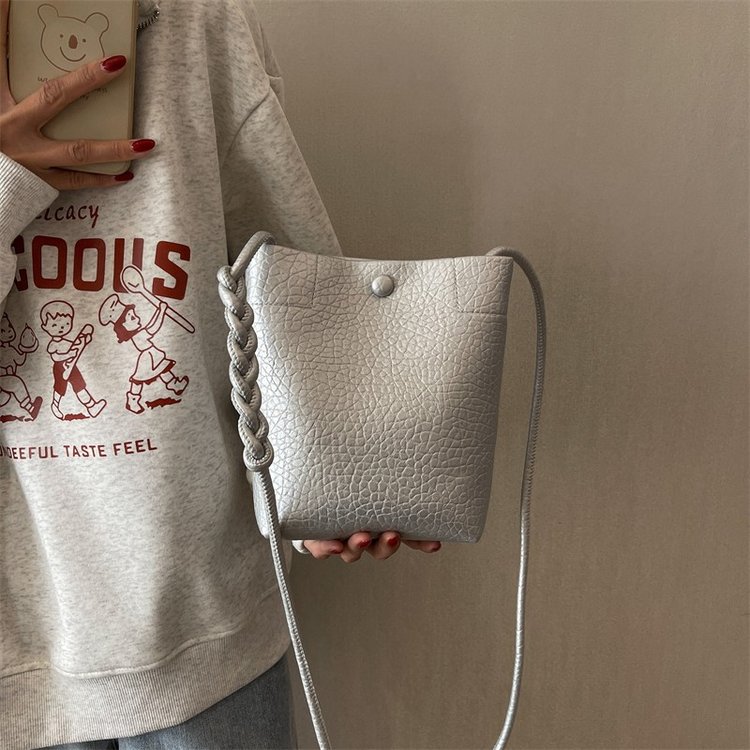 High-end textured small bag for women in summer, versatile new style fashionable one-shoulder crossbody bag, women's popular bucket bag