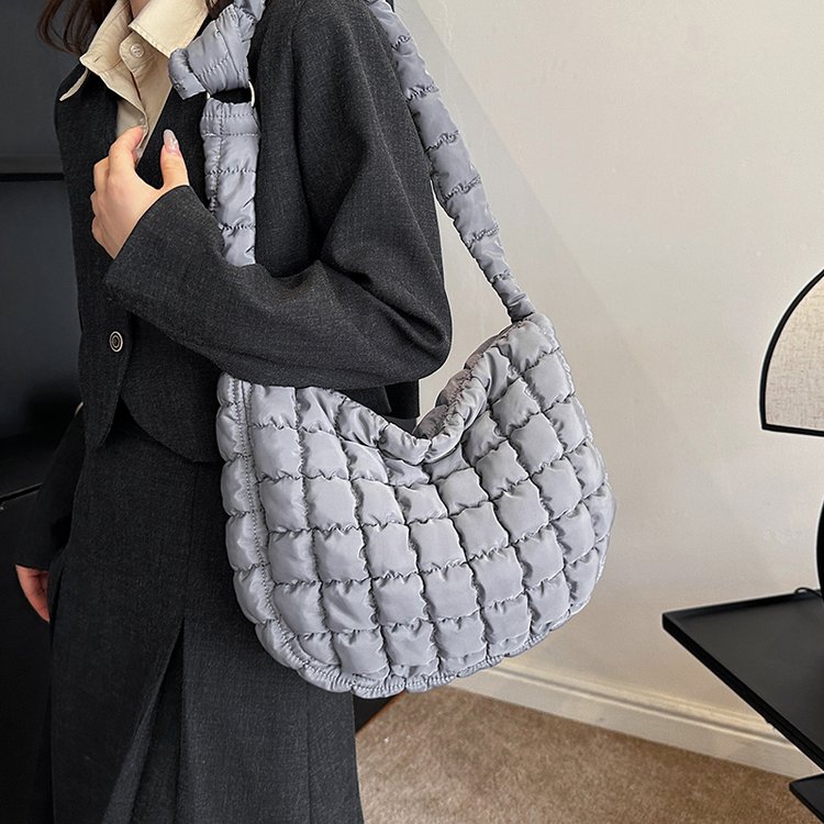 Korean style new bag women's cloud pleated large bag personality versatile bubble large capacity dumpling bag commuter crossbody bag