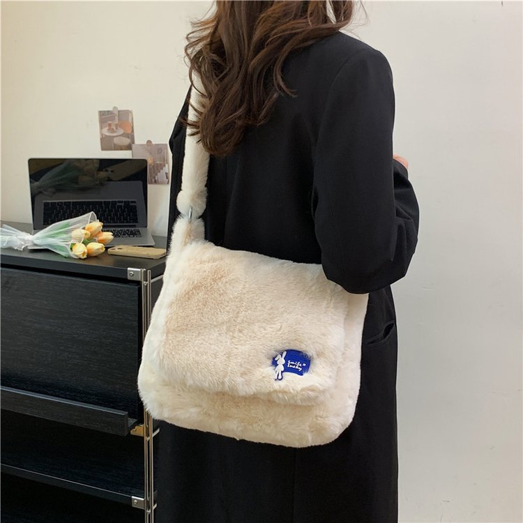 Autumn and winter plush bags for women, large-capacity commuter fashion, versatile cross-body bags, college students' class furry shoulder bags