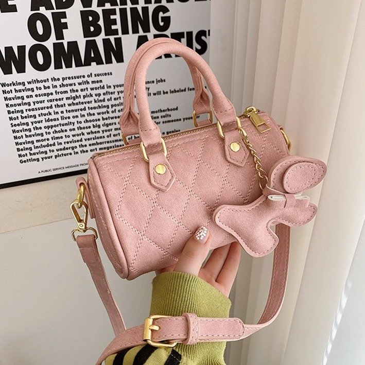 Korean version of Boston bag for women 2024 new summer one-shoulder crossbody bag, stylish rhombus handbag, pillow bag