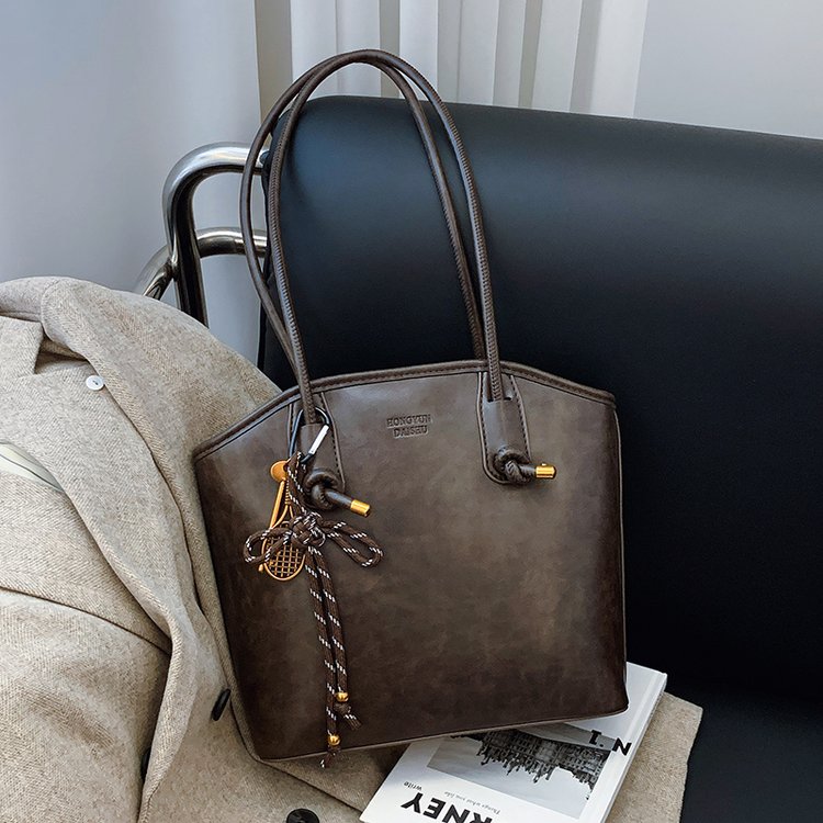 New bags for women 2024 popular bucket bags in autumn and winter versatile large capacity casual shoulder bags popular this year