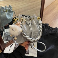 Fashionable and versatile pleated bags for women, new autumn and winter niche simple bucket bags, high-end commuter crossbody bags