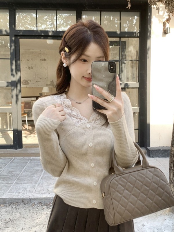 French gentle style lace v-neck knitted bottoming shirt for women 2024 new spring and autumn slim fit inner short top