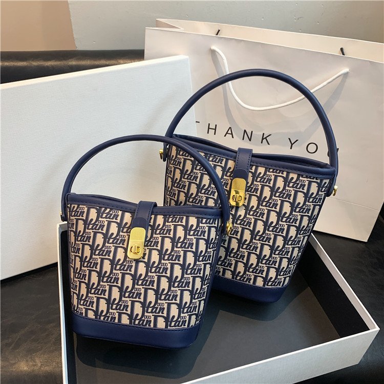 Large-capacity fashionable women's bag woven floral fabric temperament handbag 2024 winter new style versatile retro crossbody bucket bag
