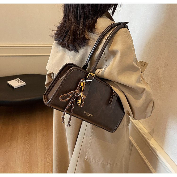 Retro armpit bag for women 2024 autumn and winter new fashion baseball bag Korean version niche simple versatile baguette shoulder bag