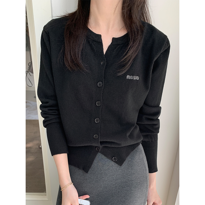 Letter embroidered small round neck knitted cardigan for women in autumn and winter new style waisted short tops and jackets for small people