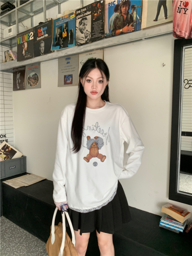 Wide and versatile pine bear print brushed patchwork lace inner and outer top