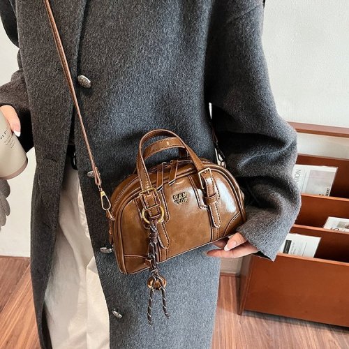 Korean style 2024 single shoulder versatile small bag women's autumn and winter portable crossbody bag new retro small square bag brown new style