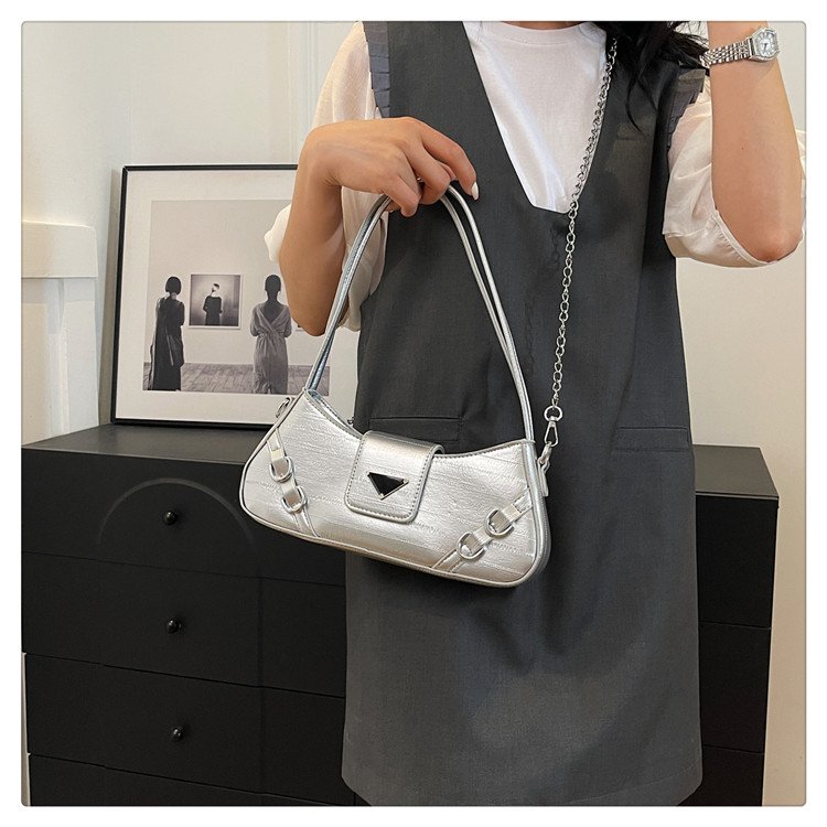 This year's fashionable Korean motorcycle armpit bag for women 2024 summer new retro style chain shoulder crossbody bag
