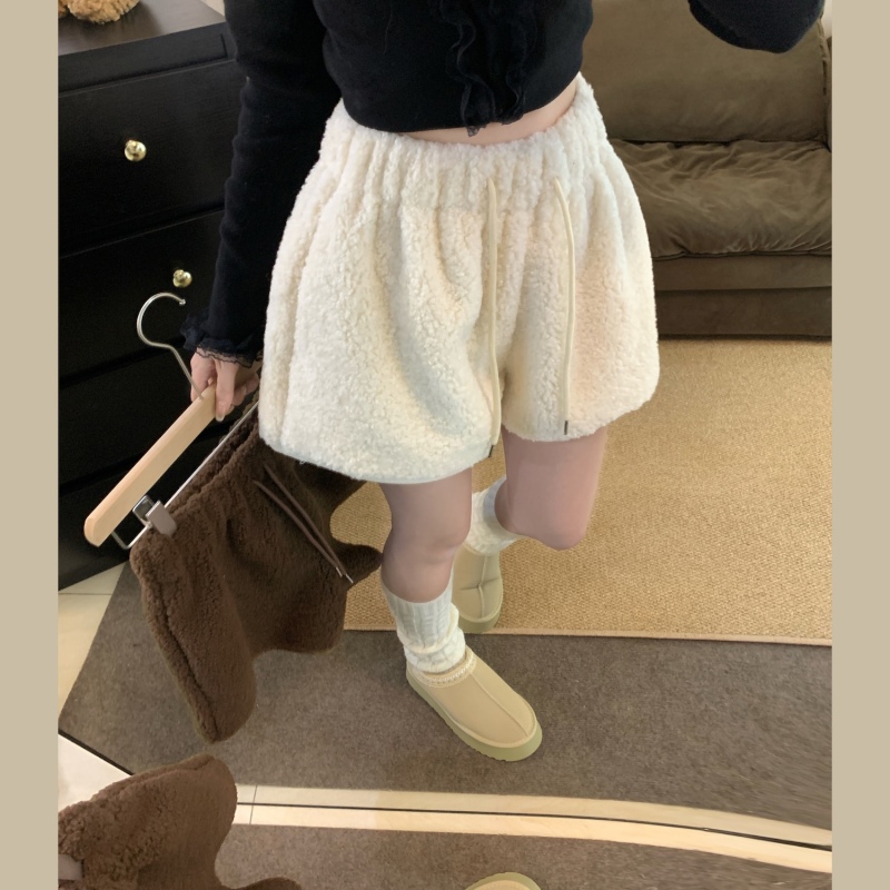 Fashion item: soft and waxy lambswool shorts, warm and versatile woolen shorts