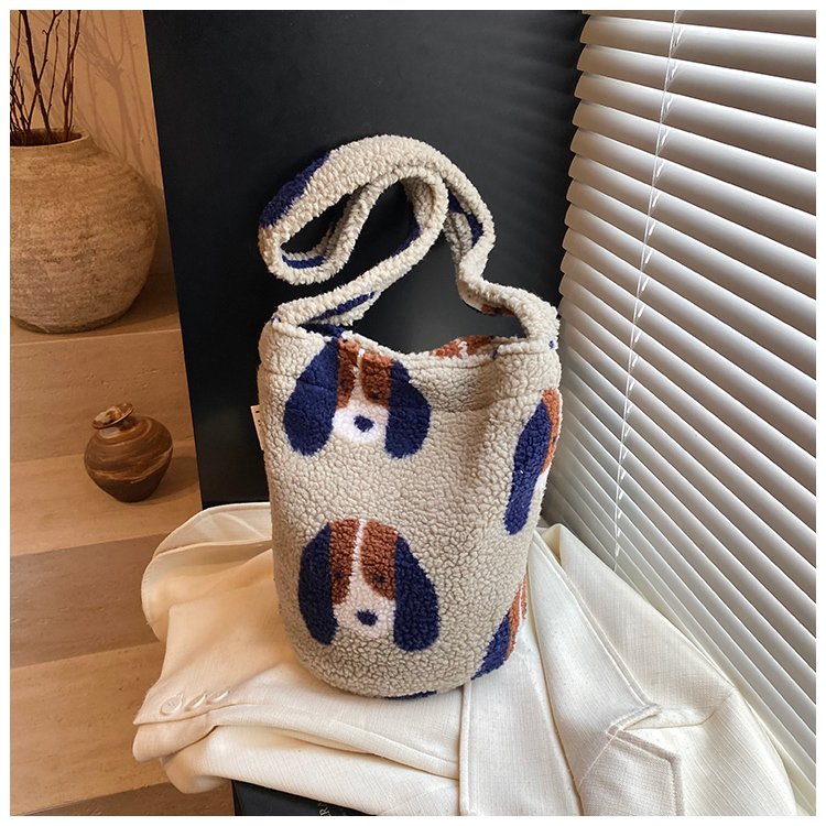South Korea's Dongdaemun autumn and winter new shoulder bag women's plush lamb wool fashionable woolen casual large-capacity crossbody bag