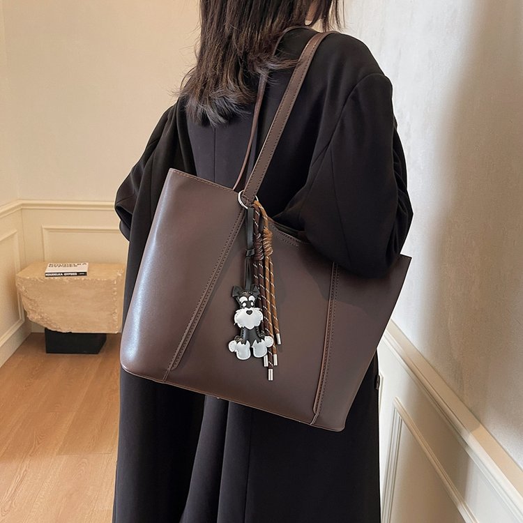 High-end textured bags for women 2024 new Maillard Tote bag commuting large capacity retro style shoulder bag