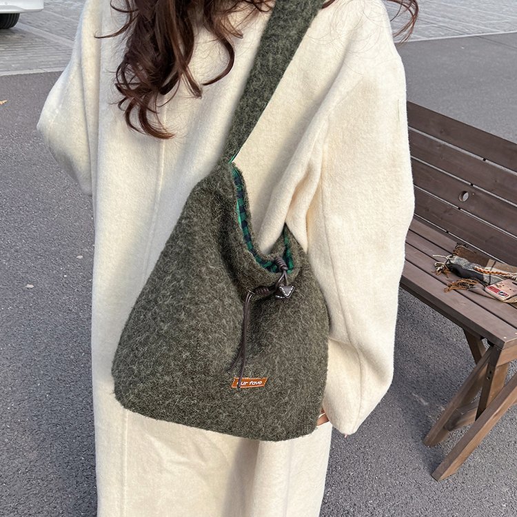 Korean style lazy tote bag for women 2024 new winter large capacity plush shoulder crossbody plaid versatile cloth bag