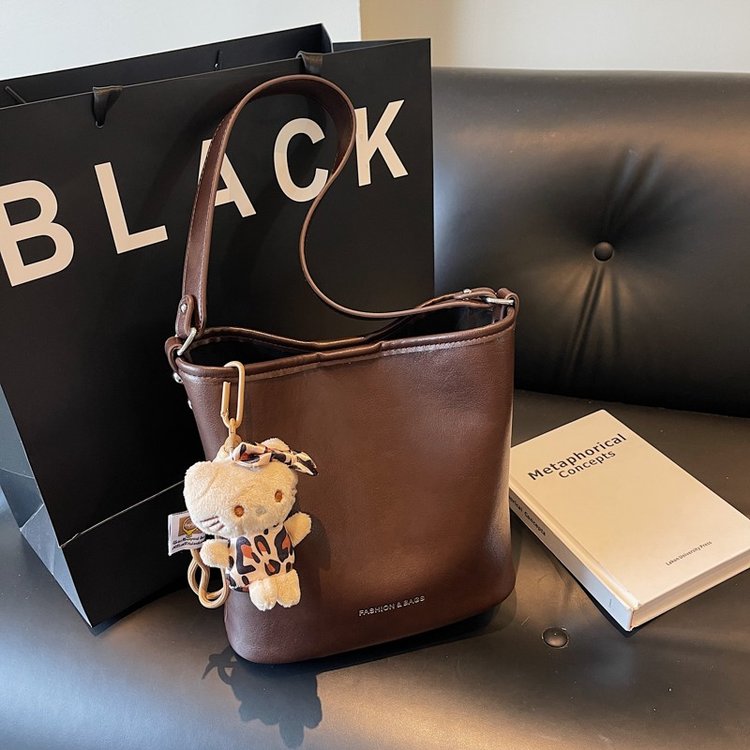 Cross-border foreign trade source factory European and American new fashion bucket bag niche design commuter practical shoulder bag