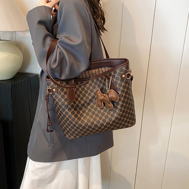 High-end large bag 2024 new trendy fashion printed shoulder bag work commuter bag large capacity tote bag