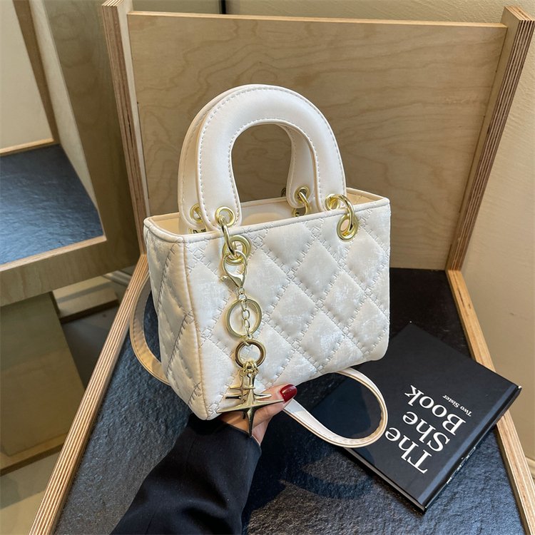 Fashionable and popular rhombus shoulder bag, handbag, women's spring new style, fashionable simple crossbody bag, small square bag