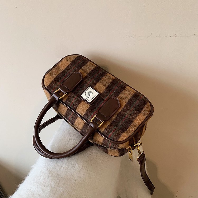This year's popular Boston bags are versatile in autumn and winter, new large-capacity crossbody bags, women's portable pillow bags