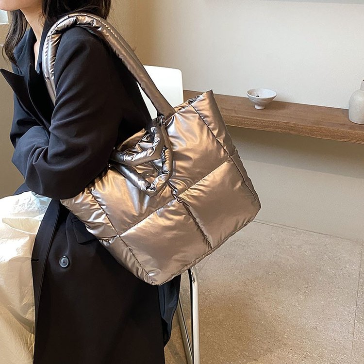 New women's bag, high-end down jacket handbag, large-capacity fashionable autumn and winter cotton clothing shoulder bag, commuter tote bag