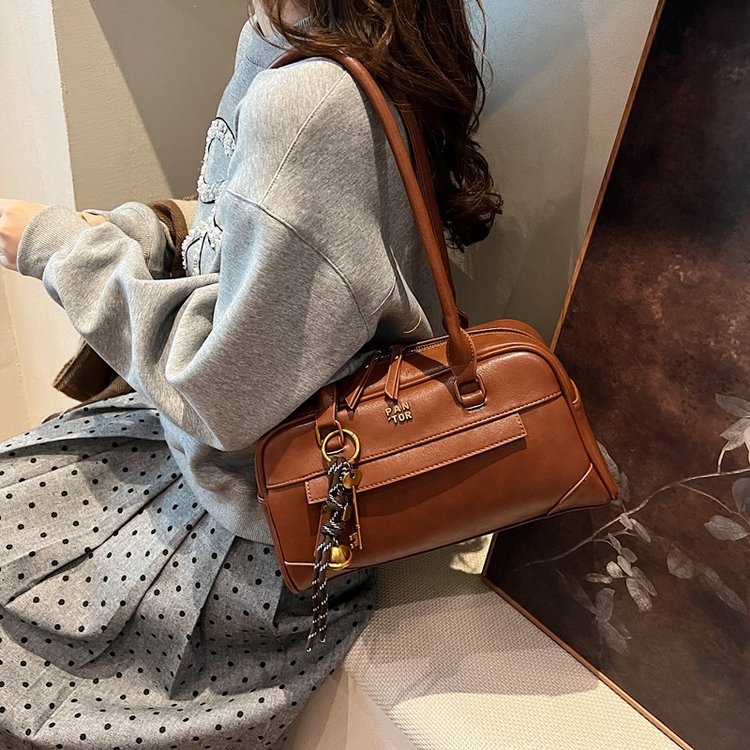 Winter large-capacity armpit bowling bag for women 2024 new retro simple handbag commuter shoulder bag