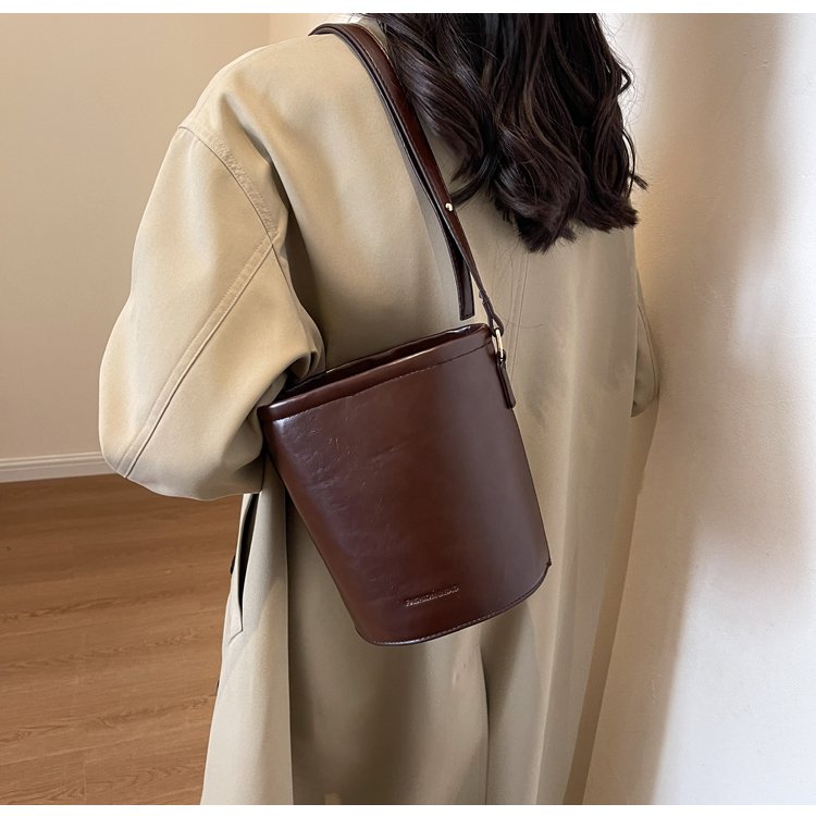 French niche bag women's new fashion simple retro portable bucket bag high-end armpit shoulder bag