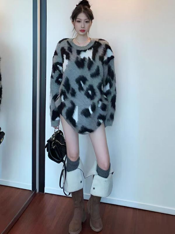 Retro leopard print cashmere thickened warm sweater for women 2024 winter new style mid-length soft waxy long-sleeved knitted top