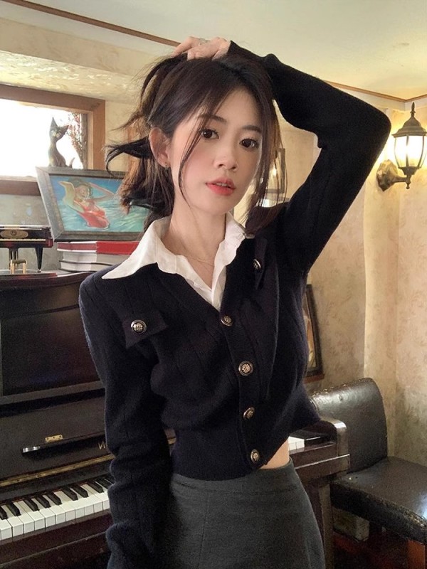 Contrast color fake two-piece sweater for women autumn 2024 new coat long-sleeved splicing design slim short top
